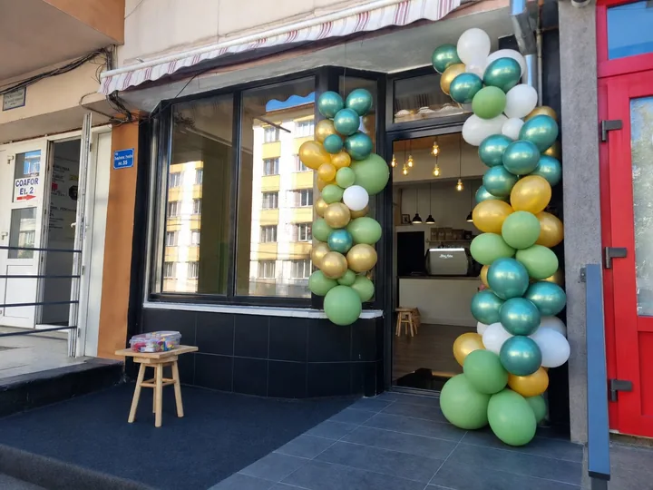 Intrarea cafenelei Planet din Bistrița