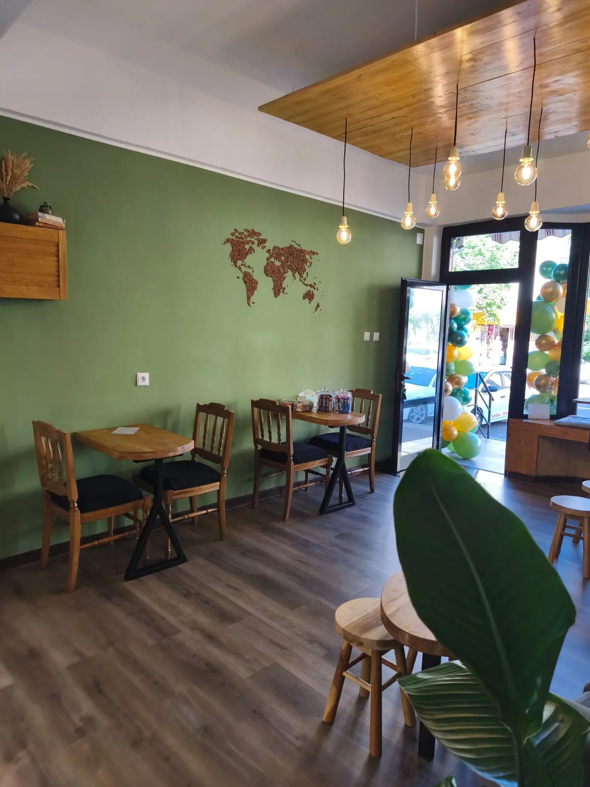 Interiorul Planet cu harta lumii din boabe de cafea